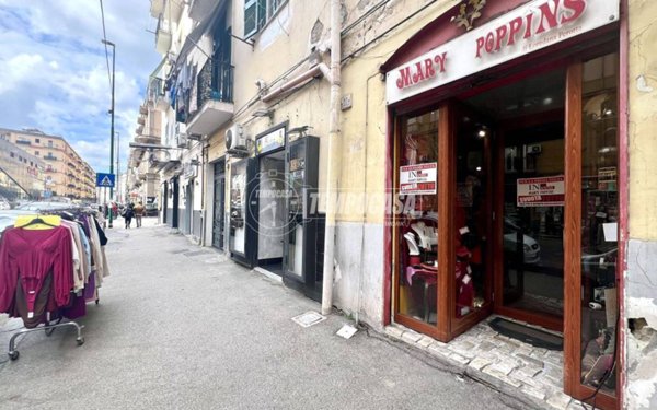 negozio in vendita a Napoli in zona Vicaria