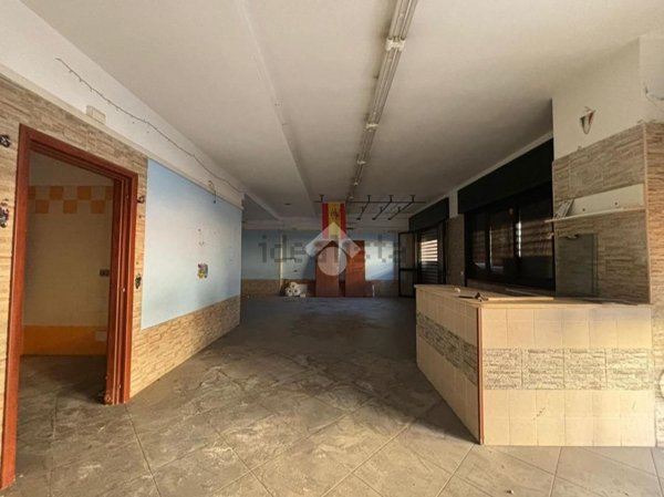 locale commerciale in vendita a Napoli in zona Secondigliano