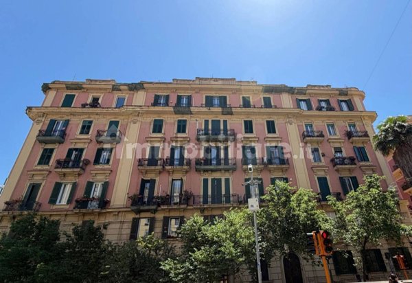 appartamento in vendita a Napoli in zona Chiaia