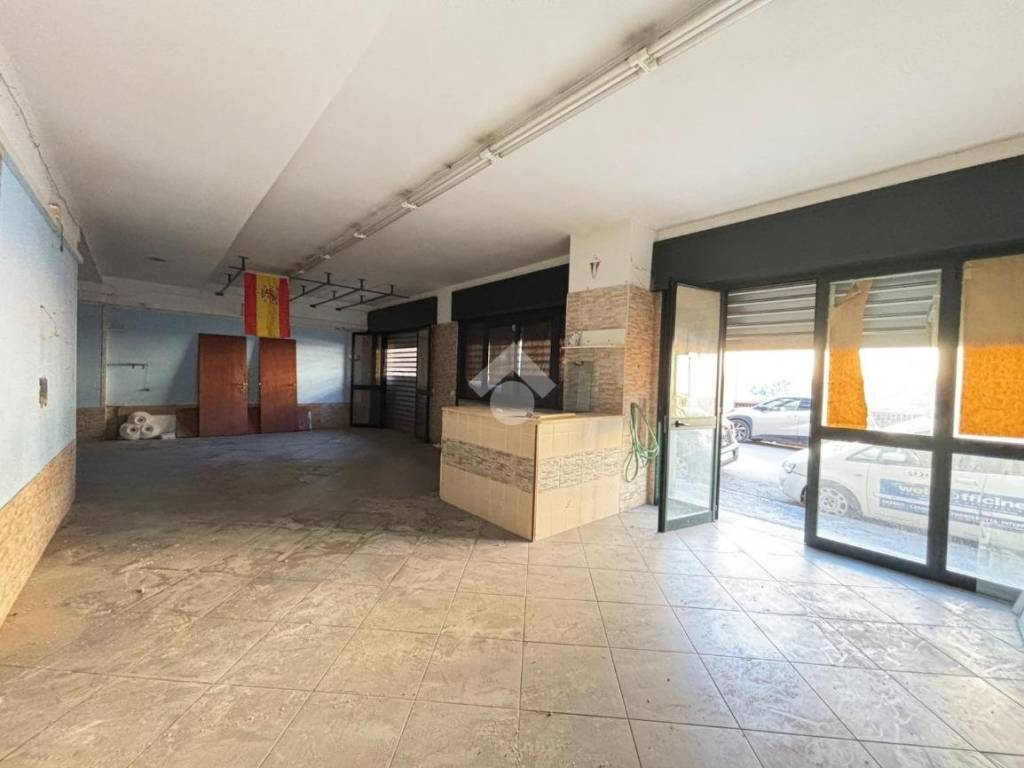 negozio in vendita a Napoli in zona Secondigliano