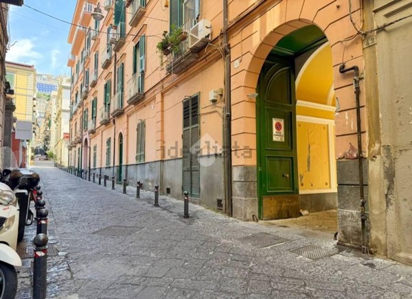 appartamento in vendita a Napoli in zona Chiaia