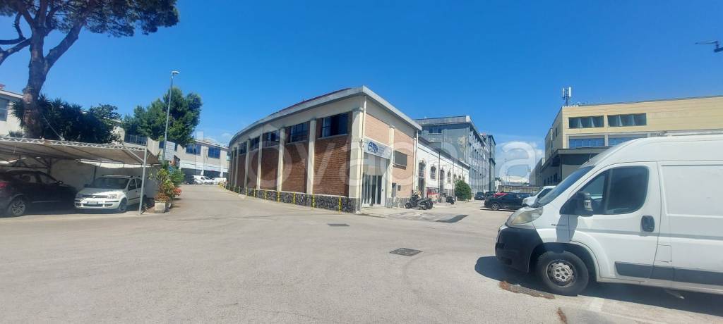 locale commerciale in vendita a Napoli in zona San Giovanni a Teduccio
