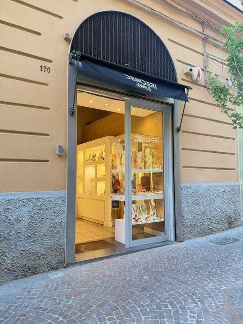 negozio in vendita a Napoli in zona Vomero