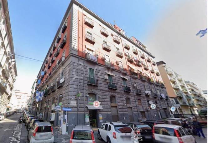 appartamento in vendita a Napoli in zona San Carlo all'Arena