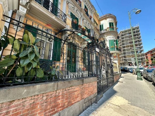 negozio in vendita a Napoli in zona Chiaia