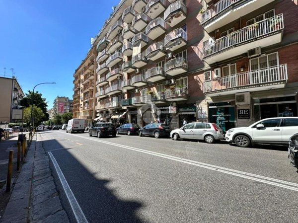 locale commerciale in vendita a Napoli in zona Arenella