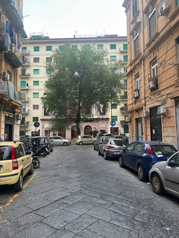 locale di sgombero in vendita a Napoli in zona San Lorenzo