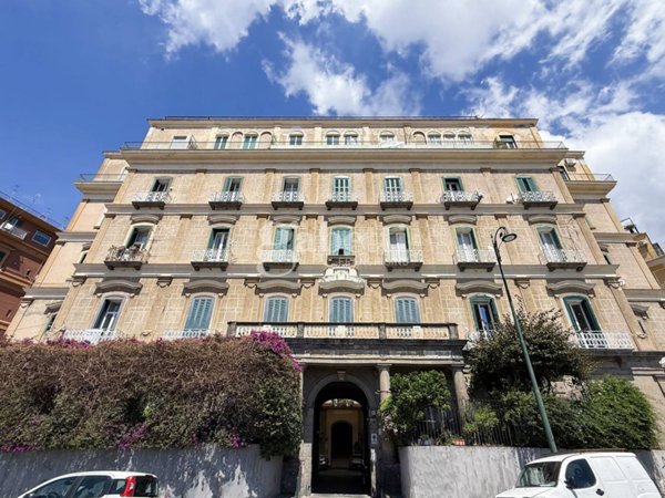 appartamento in vendita a Napoli in zona Chiaia