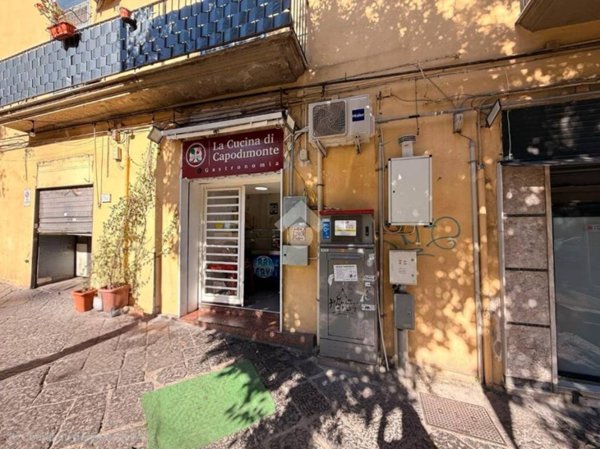 negozio in vendita a Napoli in zona Stella