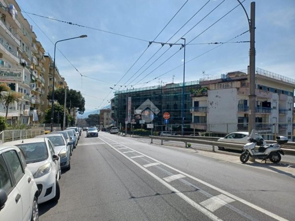 locale commerciale in vendita a Napoli in zona Capodimonte / Colli Aminei