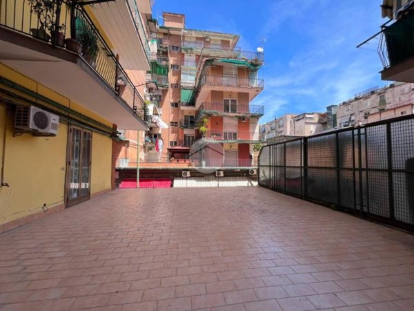 appartamento in vendita a Napoli in zona San Carlo all'Arena