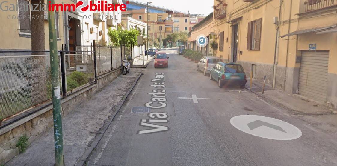 locale commerciale in vendita a Napoli in zona San Carlo all'Arena
