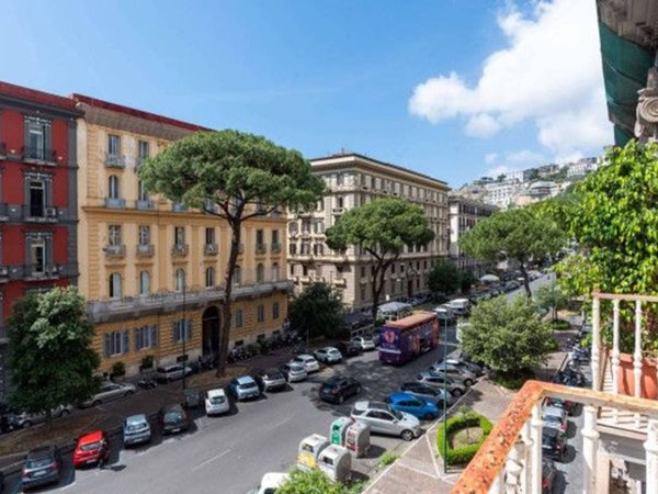 appartamento in vendita a Napoli in zona Chiaia