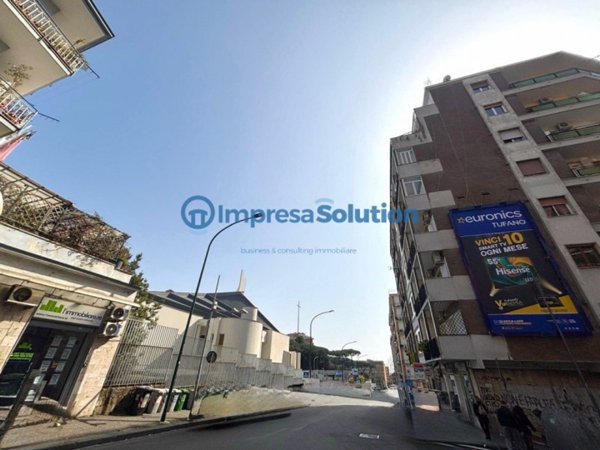 negozio in vendita a Napoli in zona Arenella