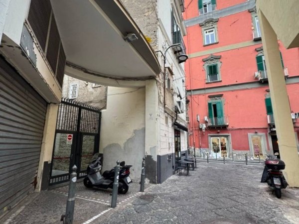 negozio in vendita a Napoli in zona Chiaia