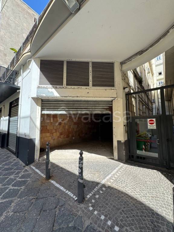 appartamento in vendita a Napoli in zona Chiaia