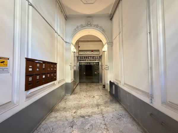 locale commerciale in vendita a Napoli in zona Pendino / San Giuseppe