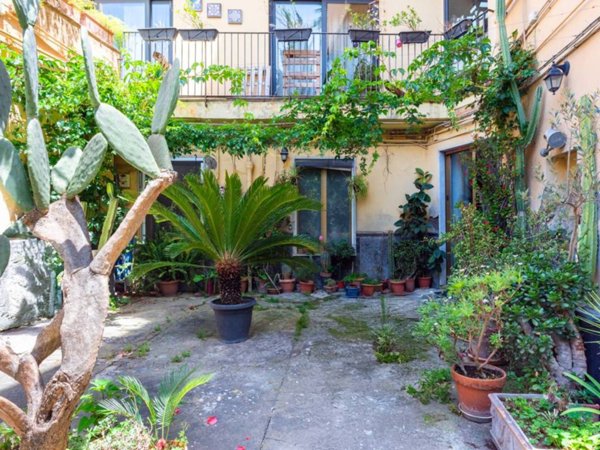 appartamento in vendita a Napoli in zona Chiaia