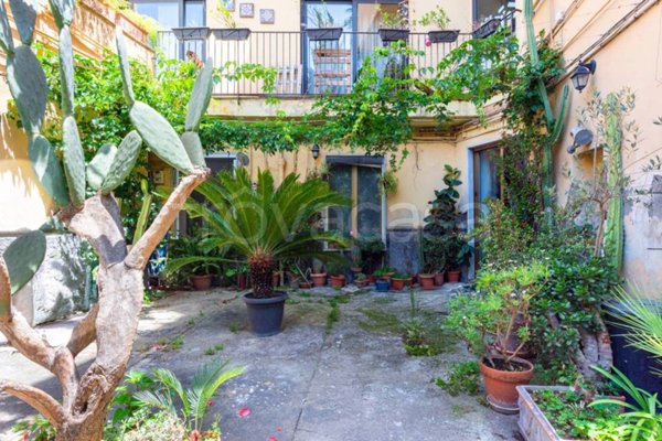 appartamento in vendita a Napoli in zona Chiaia