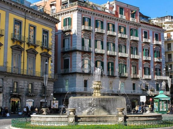 appartamento in vendita a Napoli in zona Chiaia