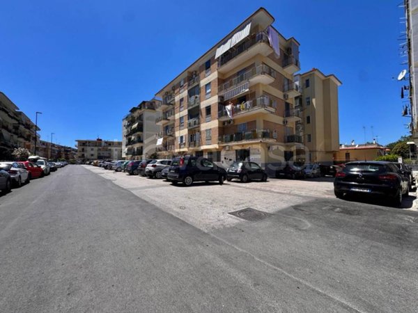 negozio in vendita a Napoli in zona Pianura