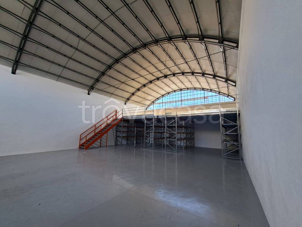locale commerciale in vendita a Napoli in zona San Giovanni a Teduccio