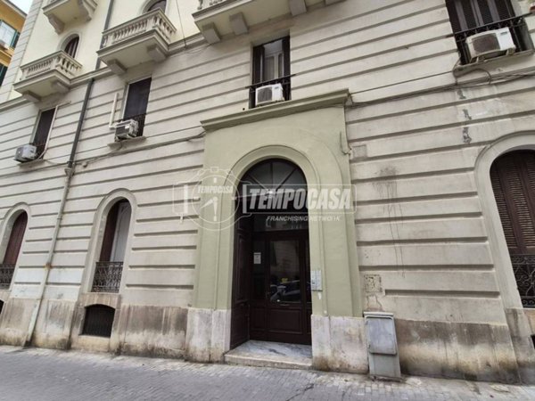 locale commerciale in vendita a Napoli in zona Chiaia