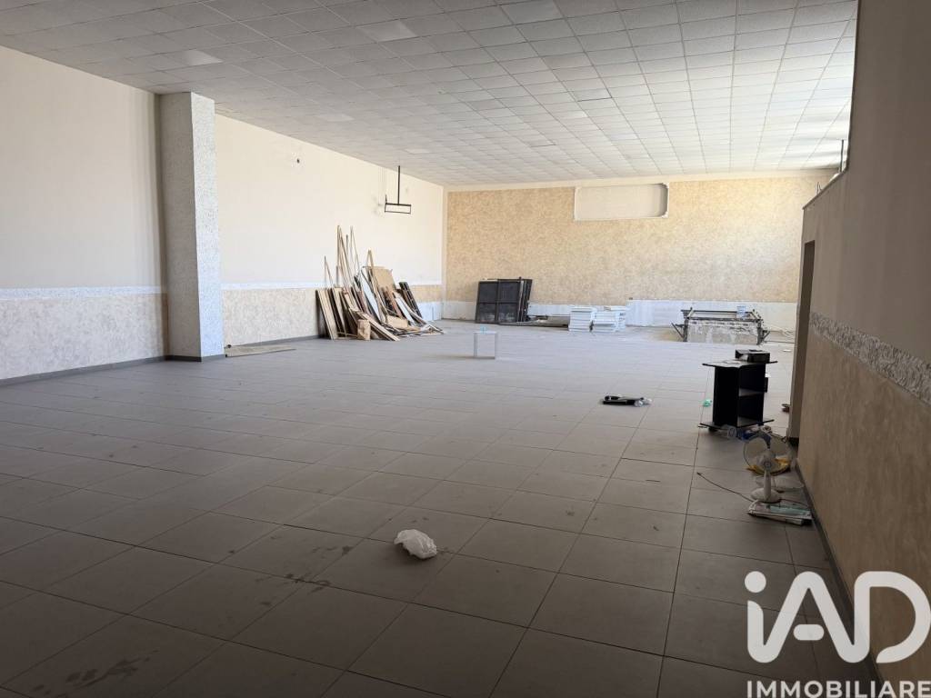 locale commerciale in vendita a Napoli in zona San Giovanni a Teduccio