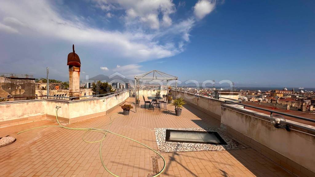appartamento in vendita a Napoli in zona San Carlo all'Arena