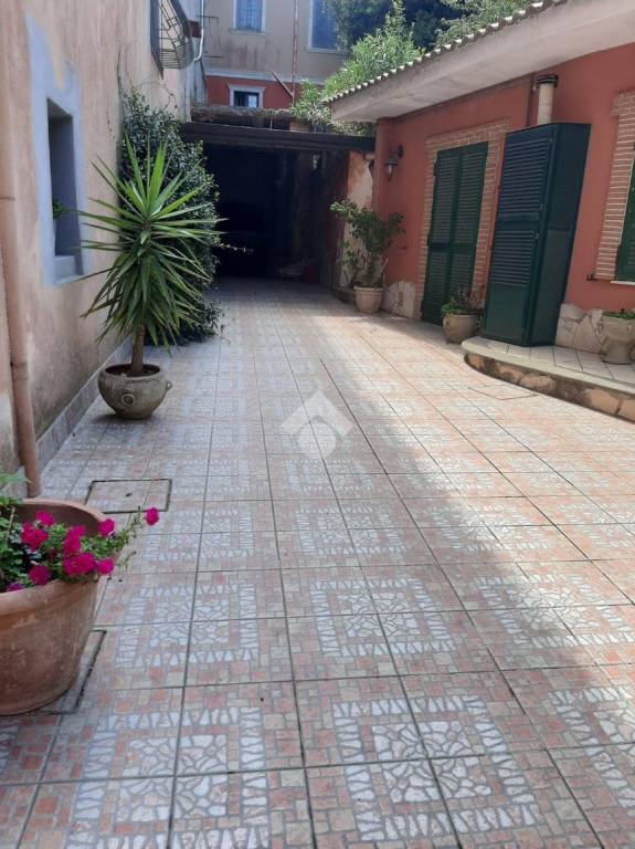 negozio in vendita a Napoli in zona Camaldoli