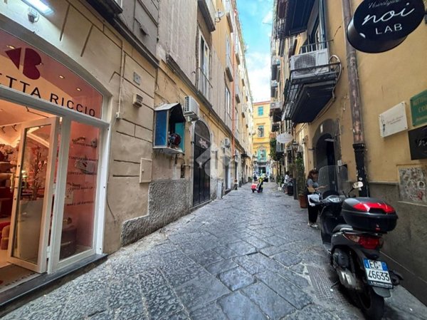 locale commerciale in vendita a Napoli in zona Chiaia
