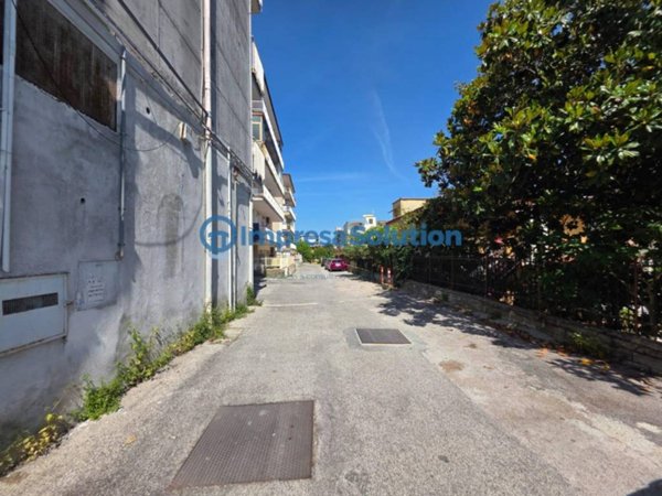 negozio in vendita a Napoli in zona Pianura