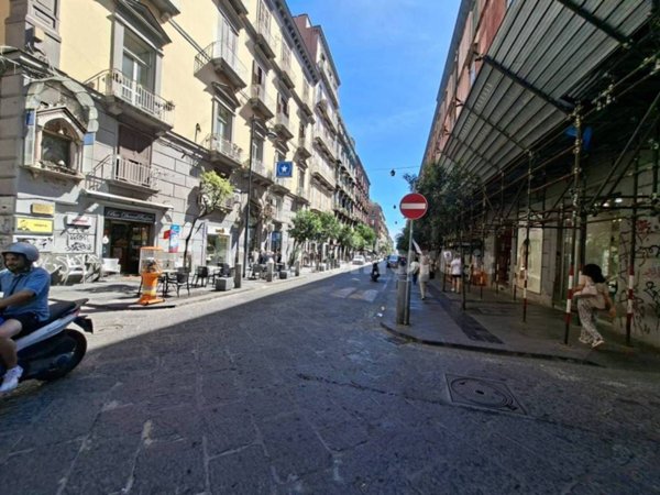 locale commerciale in vendita a Napoli in zona San Lorenzo