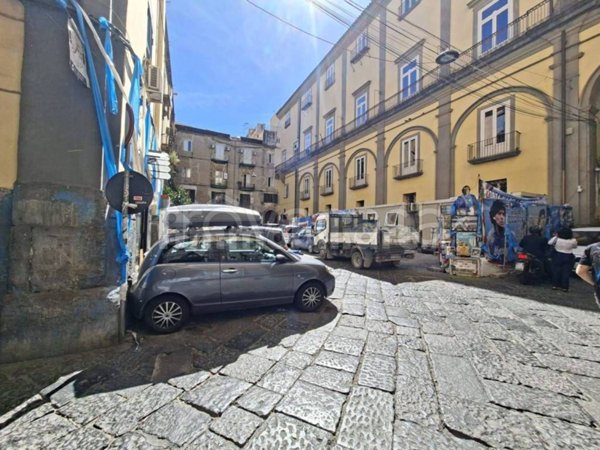 locale commerciale in vendita a Napoli in zona Pendino / San Giuseppe