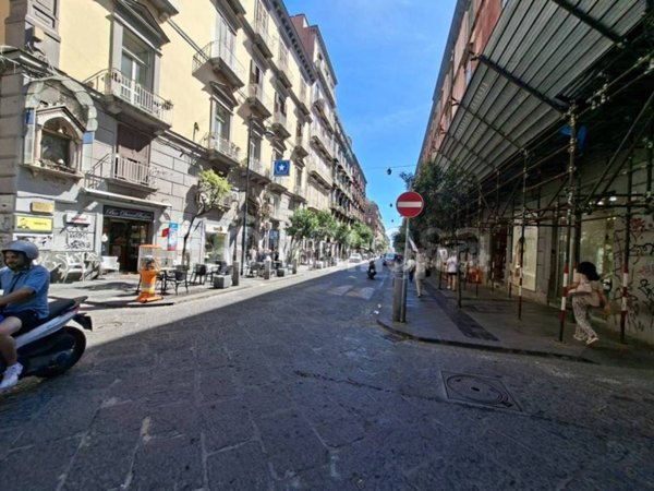 locale commerciale in vendita a Napoli in zona Pendino / San Giuseppe