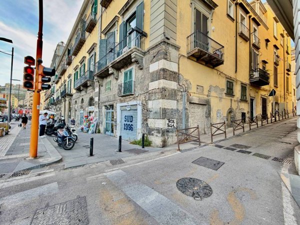 appartamento in vendita a Napoli in zona Chiaia
