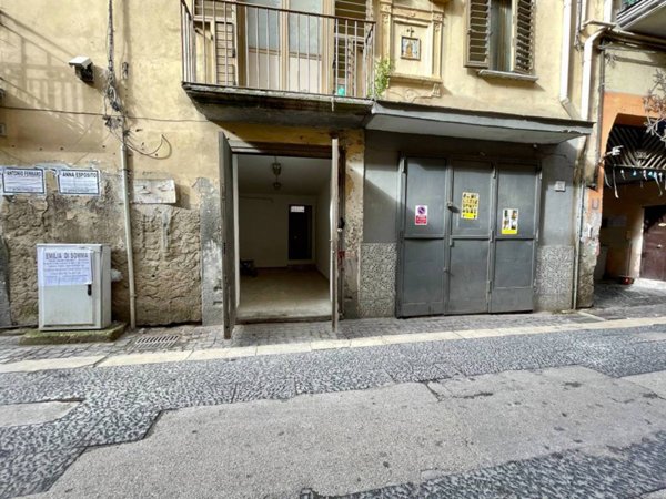 negozio in vendita a Napoli in zona Barra