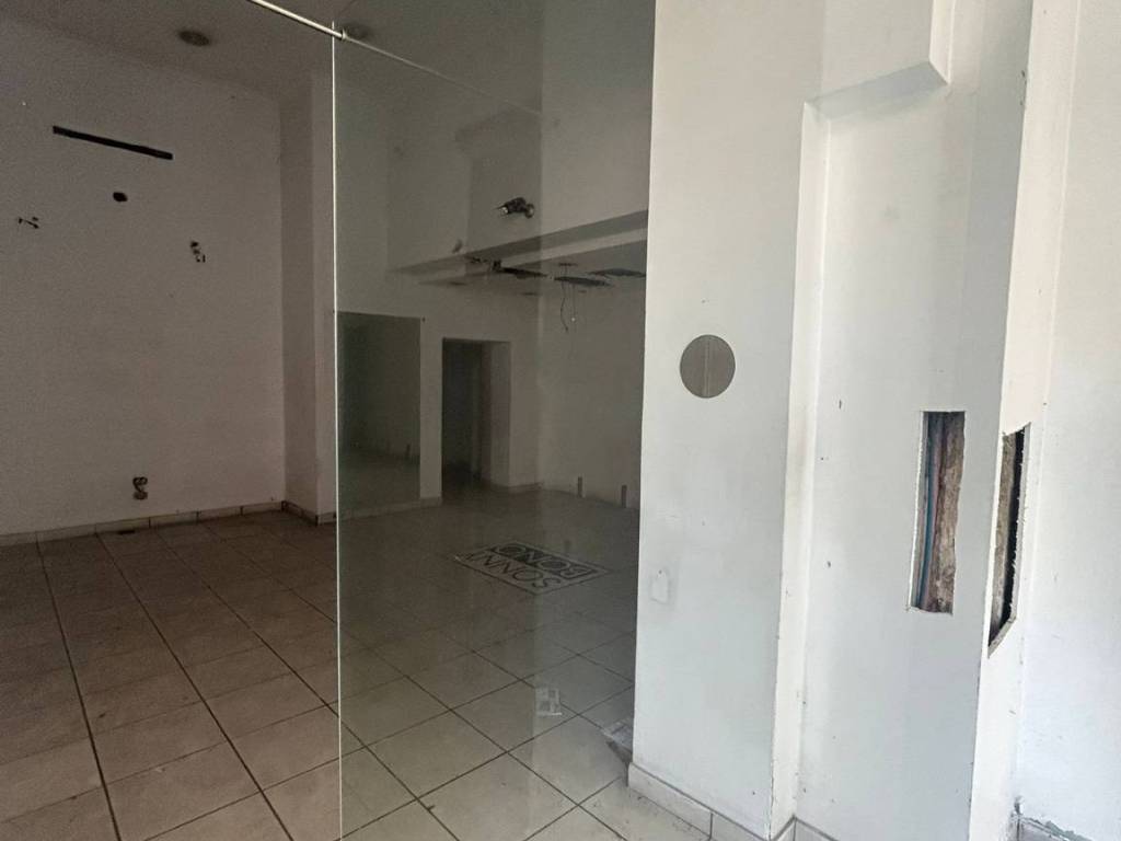 negozio in vendita a Napoli in zona Fuorigrotta