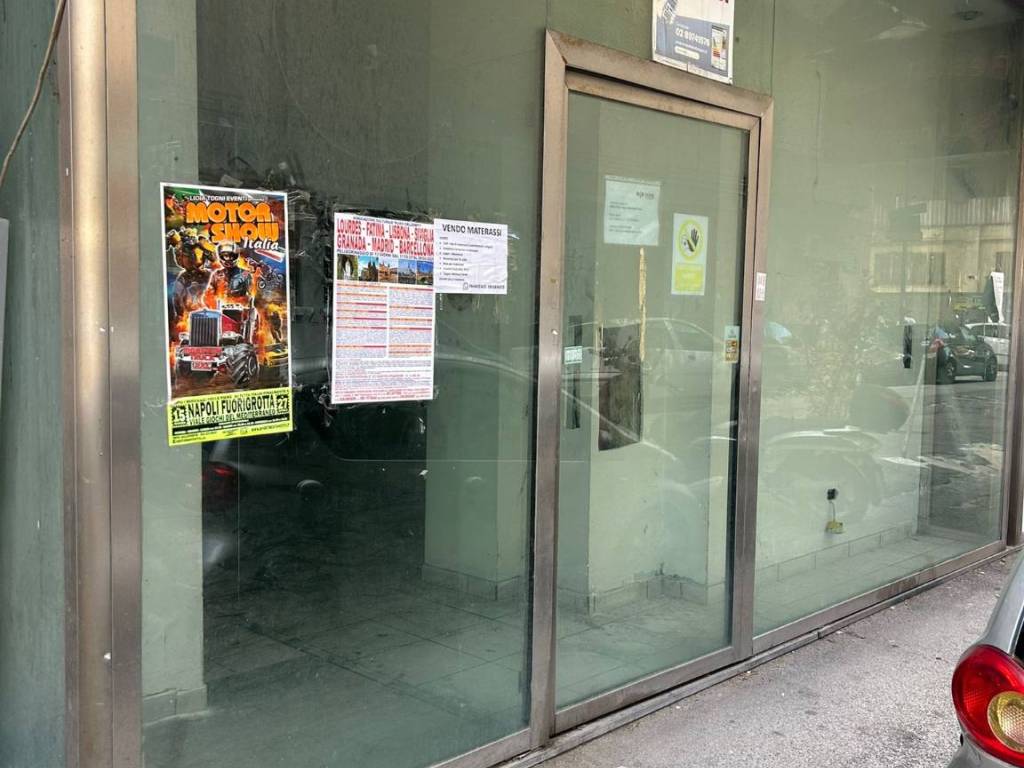 negozio in vendita a Napoli in zona Fuorigrotta