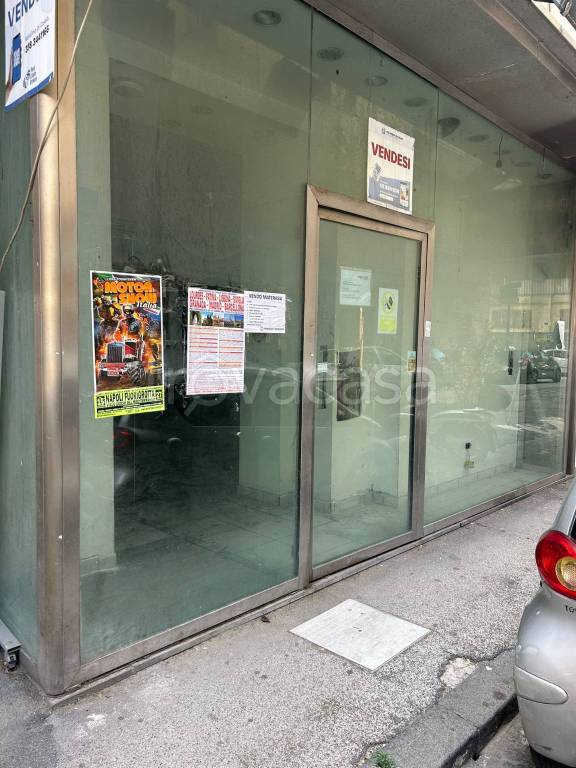 negozio in vendita a Napoli in zona Fuorigrotta