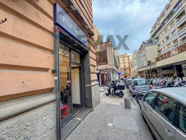 locale commerciale in vendita a Napoli in zona Vomero
