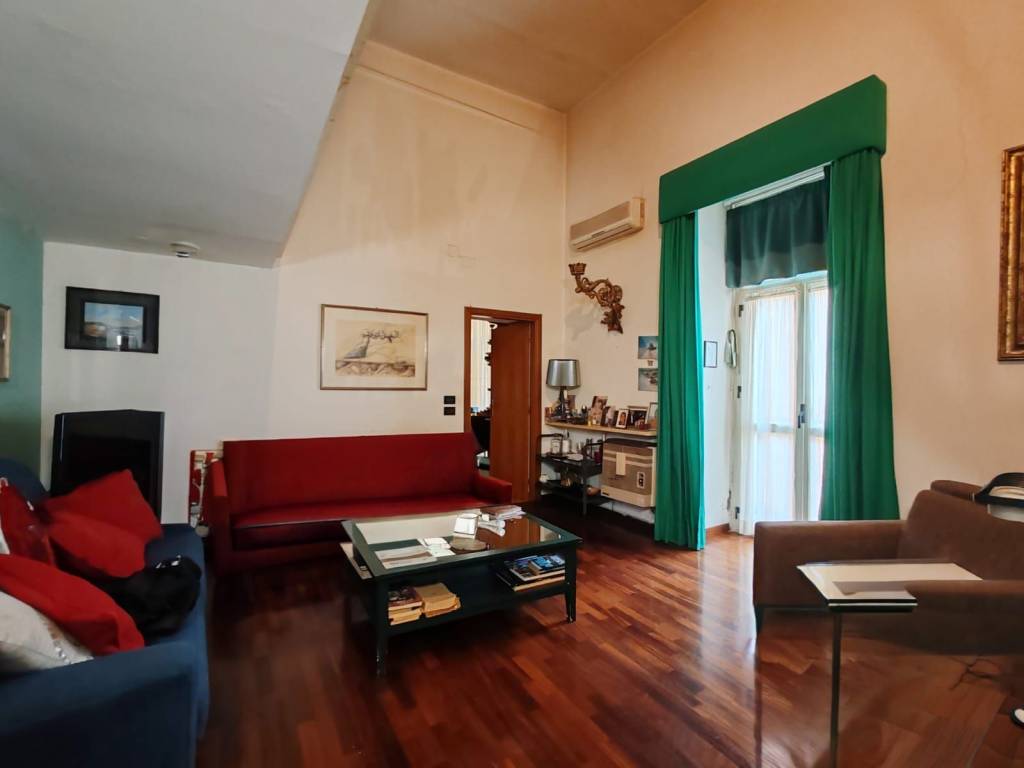 appartamento in vendita a Napoli in zona Chiaia