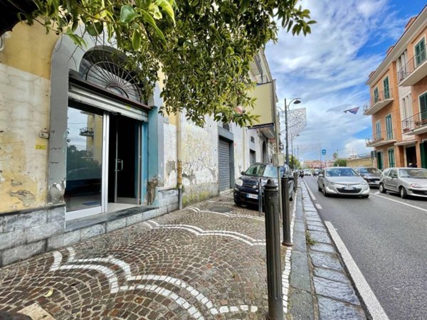 negozio in vendita a Napoli in zona Barra