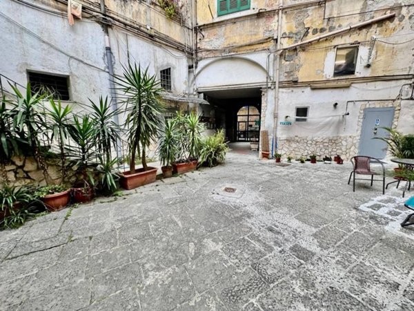 appartamento in vendita a Napoli in zona San Carlo all'Arena