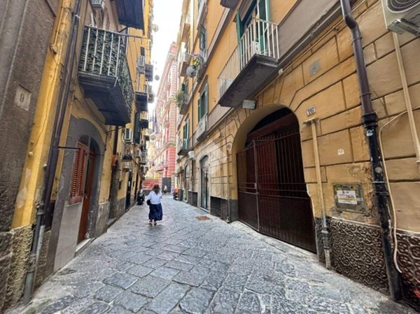 negozio in vendita a Napoli in zona Chiaia