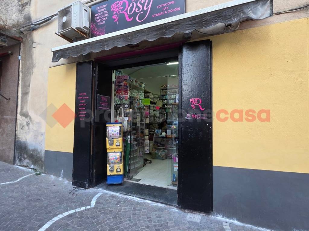 negozio in vendita a Napoli in zona San Giovanni a Teduccio