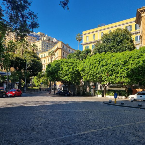 negozio in vendita a Napoli in zona Chiaia