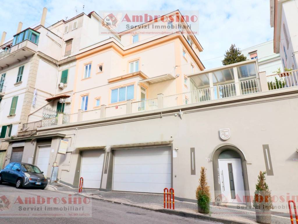 casa indipendente in vendita a Napoli in zona San Carlo all'Arena