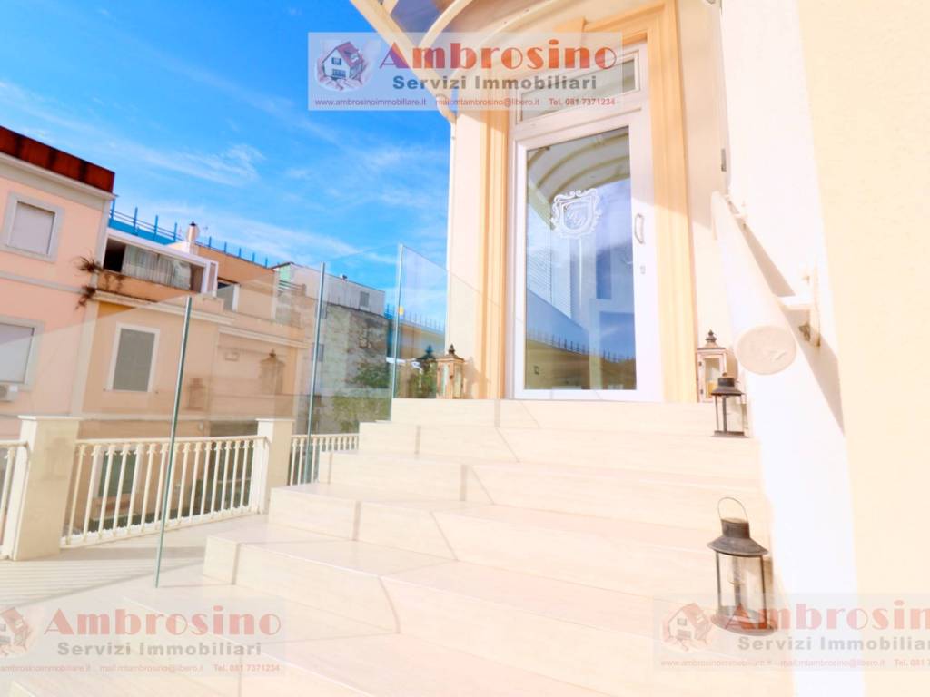 casa indipendente in vendita a Napoli in zona San Carlo all'Arena