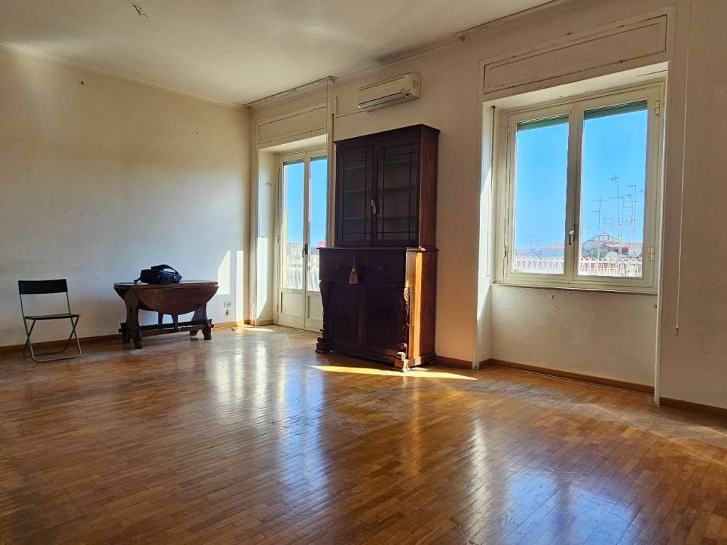 appartamento in vendita a Napoli in zona Chiaia